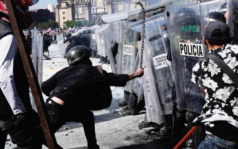 Meksikada “Z nəsli” etirazı - 100-dən çox polis yaralandı